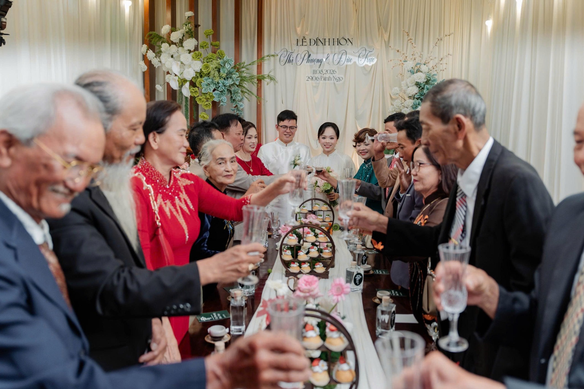 Gia đình và người thân nâng ly mừng Trực và Phượng